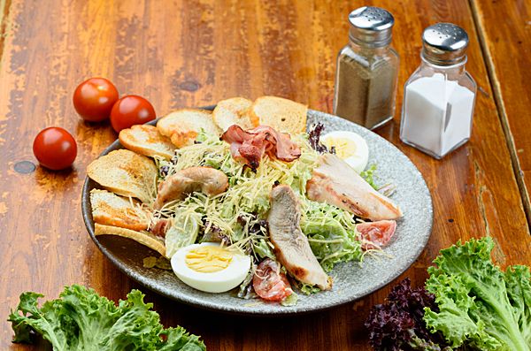 Салат цезарь с курицей