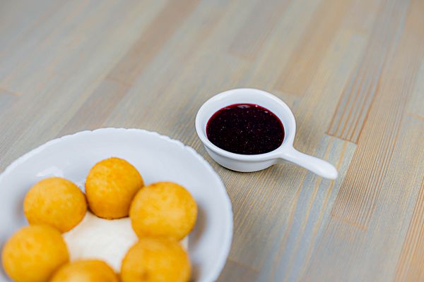 Сырные шарики с творожным соусом из халапеньо и соусом из черной смородины