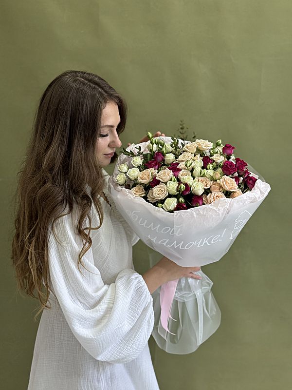 Букет кустовых роз для мамы