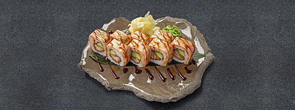 Ролл с опаленным лососем, креветкой и авокадо