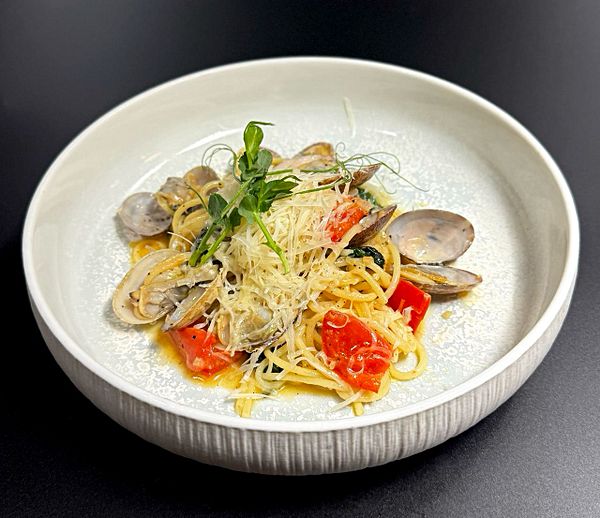 Спагетти с вонголе и овощами