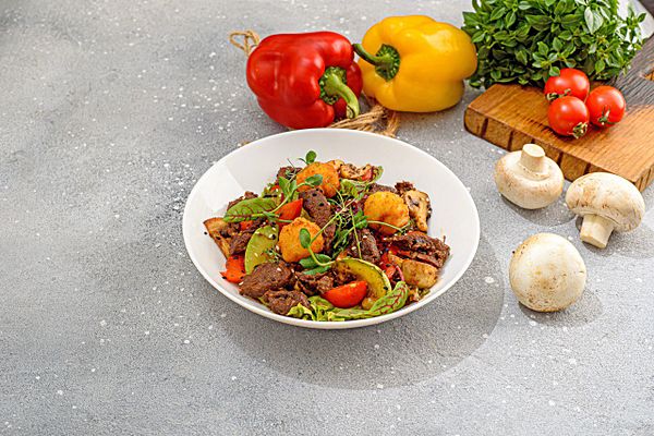 Салат теплый с телятиной