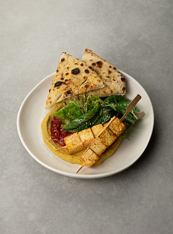 Тофу-гриль с хумусом, конфи из томатов и лепёшкой