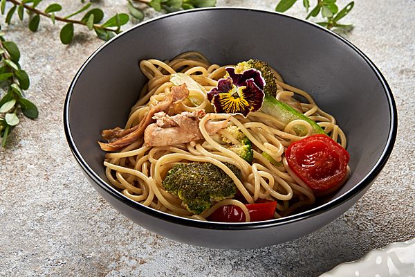 Спагетти с кроликом и овощами