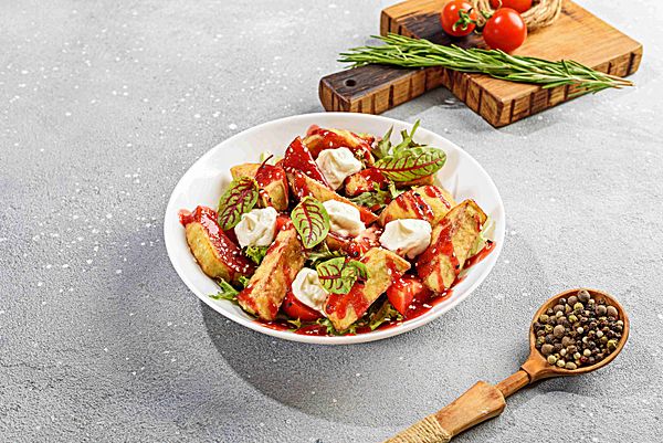 Салат с хрустящими баклажанами от шефа