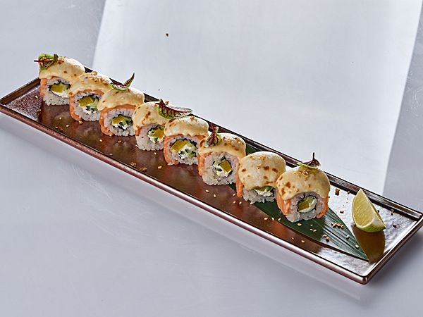 Запеченный ролл с лососем и воздушной моцареллой