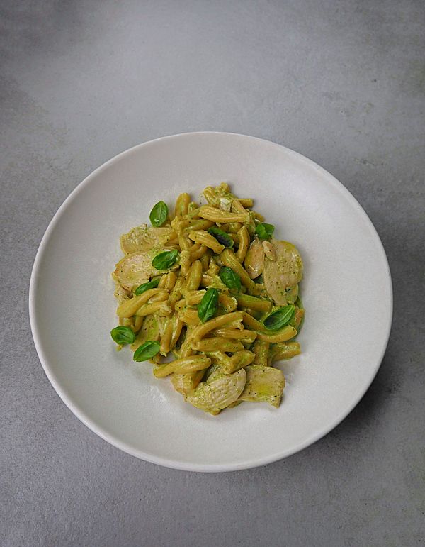 Казаречче с ломтиками куриного филе в сливочно соусе с песто