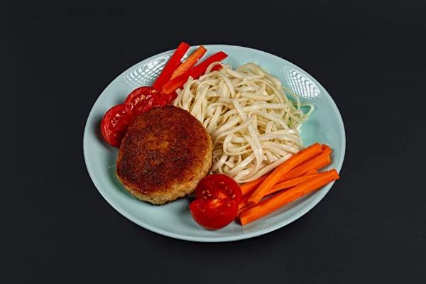 Котлетка куриная с макарошками