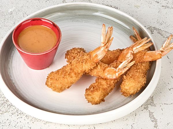 Хрустящие тигровые креветки с соусом попкорн