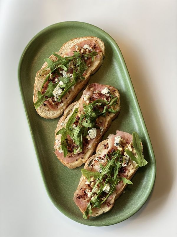 Брускетты с беконом