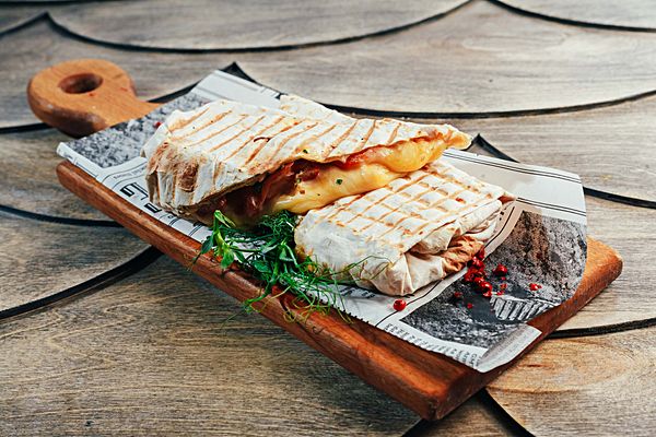 Лаваш с сыром моцарелла и зеленью