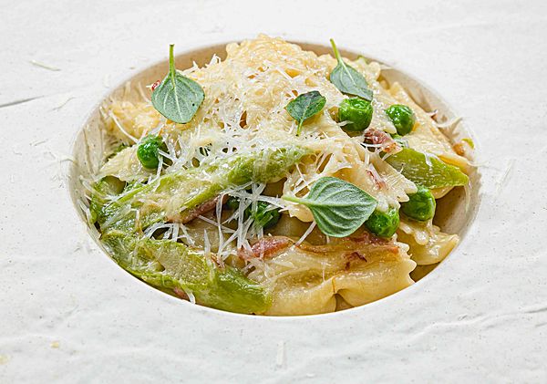 Фарфалле с копчёной шеей, спаржей и зелёным горошком