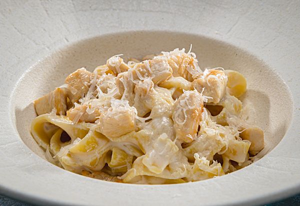 Паста с курицей в сливочно-сырном соусе