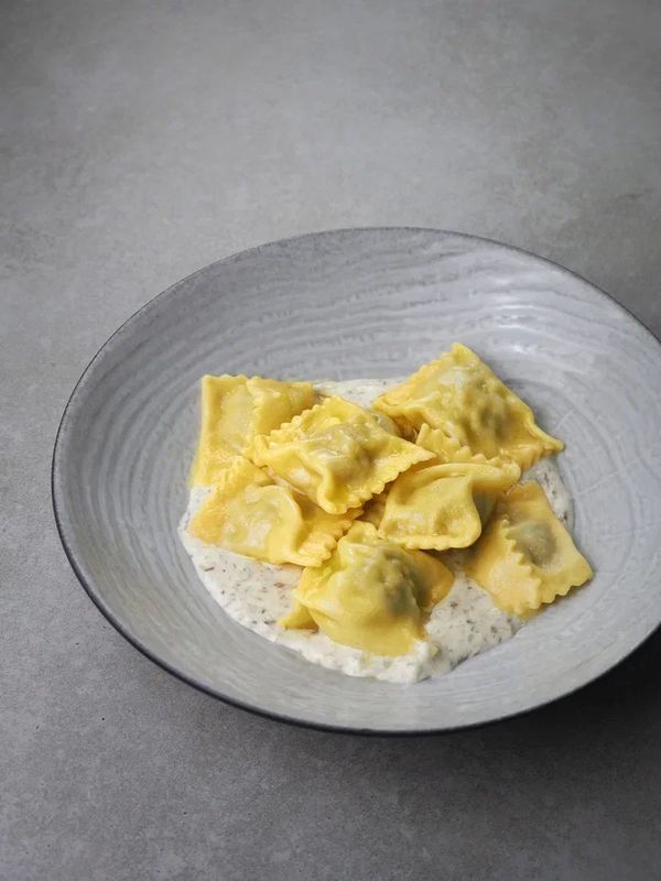 Равиоли с мраморной телятиной и трюфельным соусом