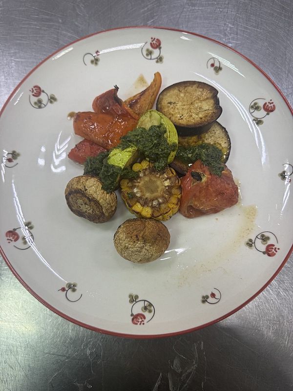 Овощи гриль с соусом песто