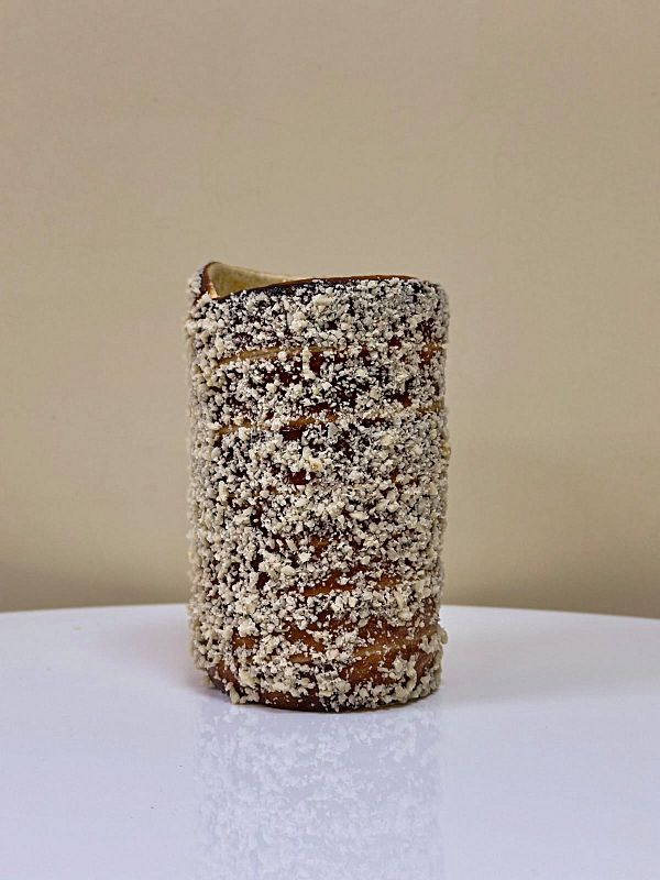 Трдельник с присыпкой грецкого ореха