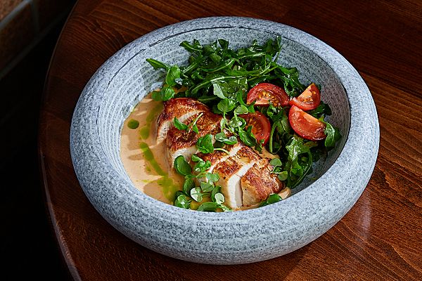 Стейк из филе индейки с салатом из рукколы под соусом сливочный лемонграсс