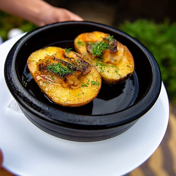 Картофель запеченый в духовке с салом чесноком и зеленью