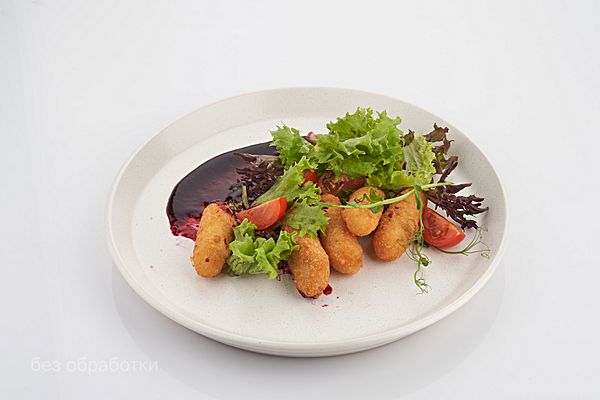 Жаренная моцарелла с ягодным соусом