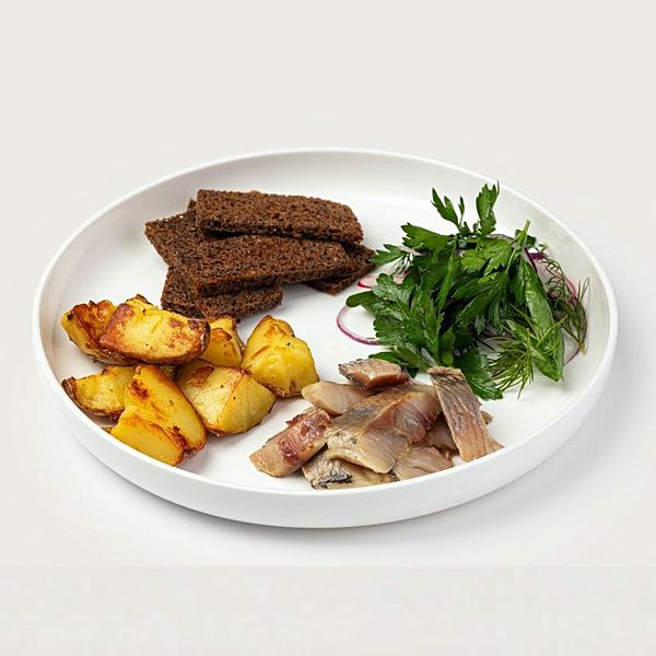 Сельдь с печёным картофелем и гренками из бородинского хлеба