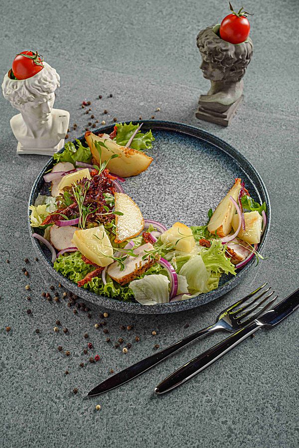 Салат с карамелизированной грушей, куриным филе и жареным сыром халлуми