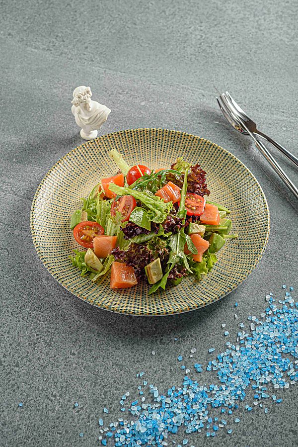 Салат с лососем и авокадо