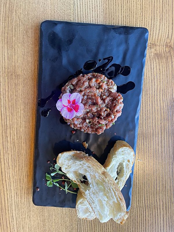 Тар-тар из вырезки ягненка с ялтинским луком и каперсами