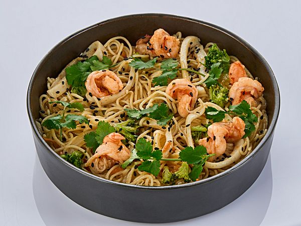 Яичная Лапша с креветкой и кальмаром в соусе карри