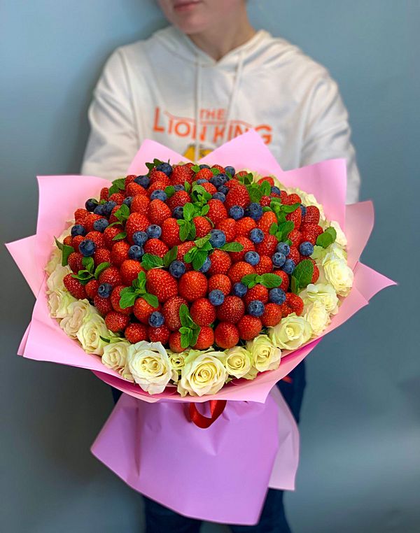 Клубника с голубикой и белыми розами