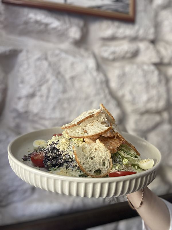 Цезарь с куриной грудкой и беконом