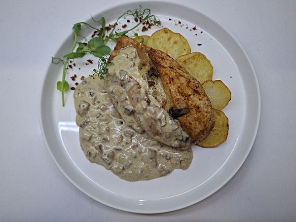 Куриное филе под соусом из белых грибов
