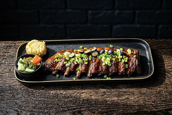 Свиные ребрышки по-каджунски с кленовым сиропом и голубикой