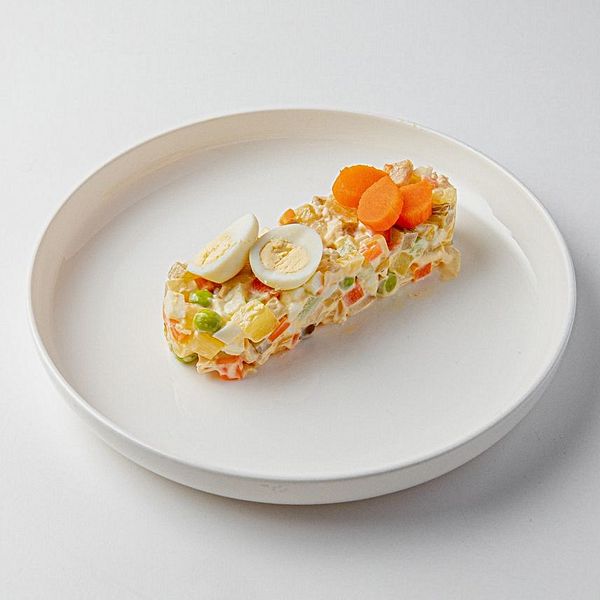 Оливье с цыплёнком и перепелиным яйцом