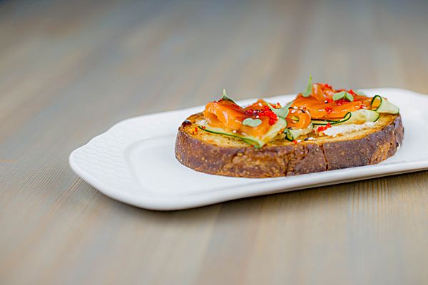 Брускетта с форелью слабой соли