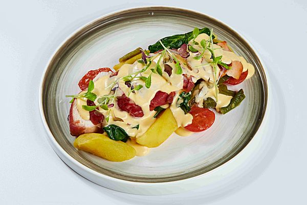 Куриное филе в хамоне в сырном соусе