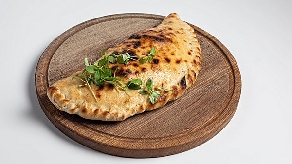 Кальцоне с телятиной, болгарский перцем и халапеньо