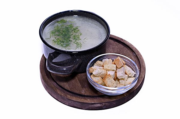 Бульон с куриной грудкой, лапшой и яйцом