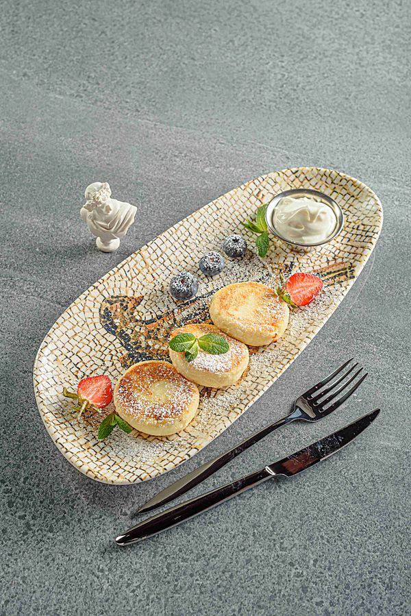 Сырники с сезонными ягодами и сметаной