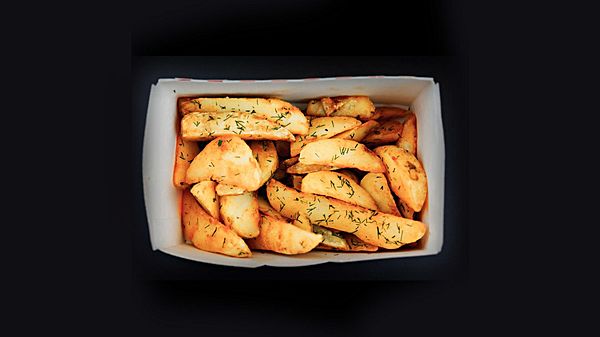 Картофель по-деревенски с чесноком и зеленью