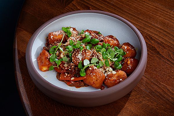 Жаренные ньокки с телятиной и вялеными томатами