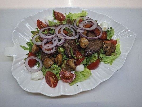 Теплый салат с телятиной и грибами