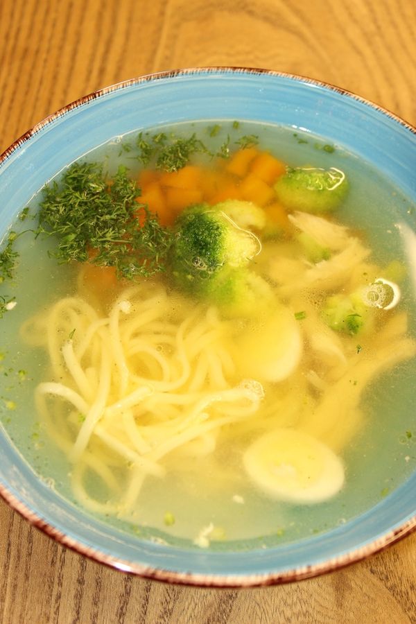 Бульон куриный с брокколи и морковью