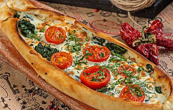 Пиде с моцареллой и шпинатом