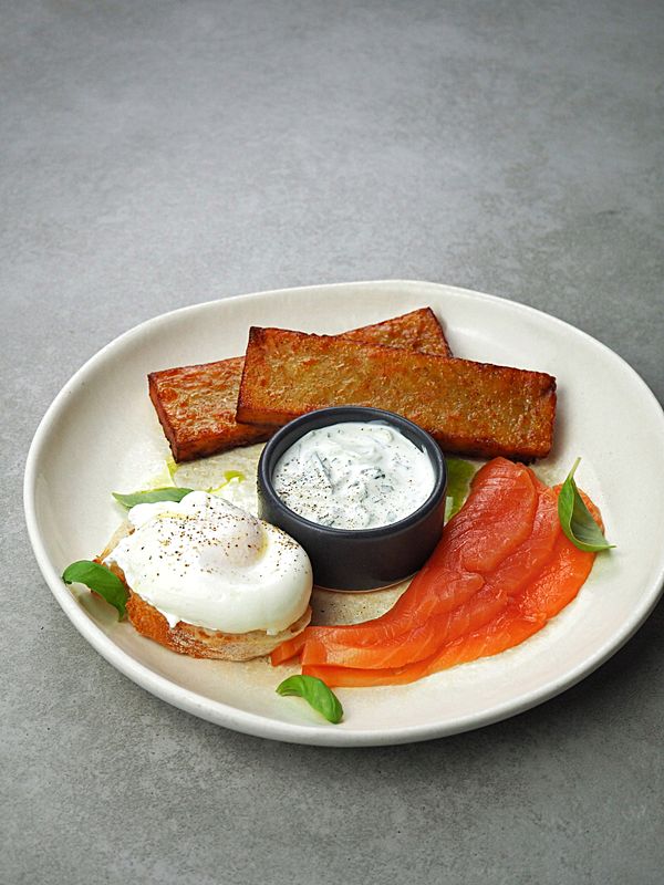 Драники с лососем, яйцом пашот и дзадзики