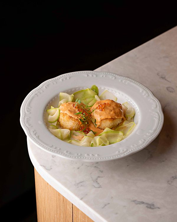 Рыбная котлета с икорным соусом и бланшированный кабачком