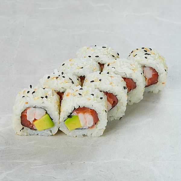 Ролл с лососем креветкой авокадо