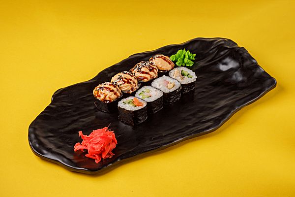 Теплый ролл с лососем