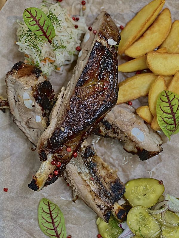 Свиные ребрышки с картофелем по-деревенски и квашеной капустой