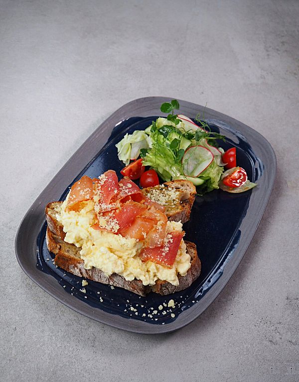 Скрамбл с пармской ветчиной и гренками