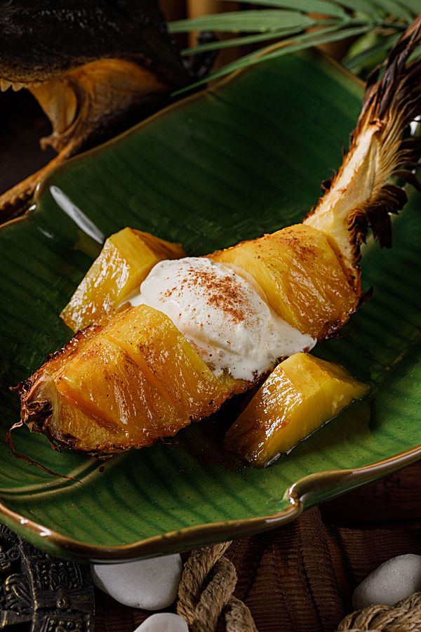 Запеченный ананас в маринаде из специй и рома